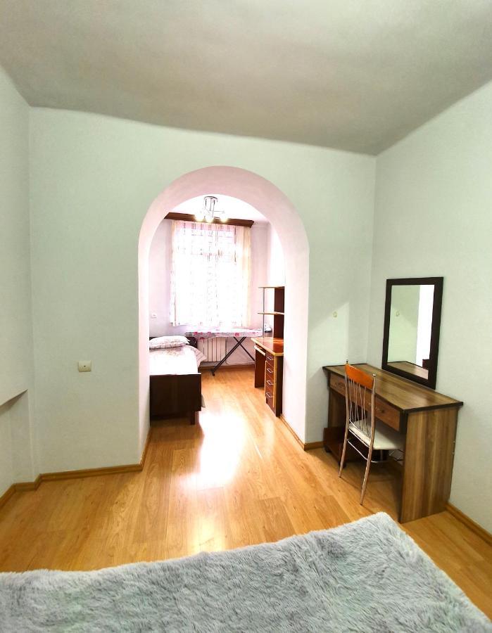 Cozy Apartment Near Opera House Ереван Экстерьер фото